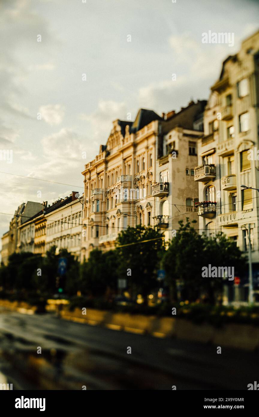 Rue humide après pluie à Budapest, Hongrie Banque D'Images
