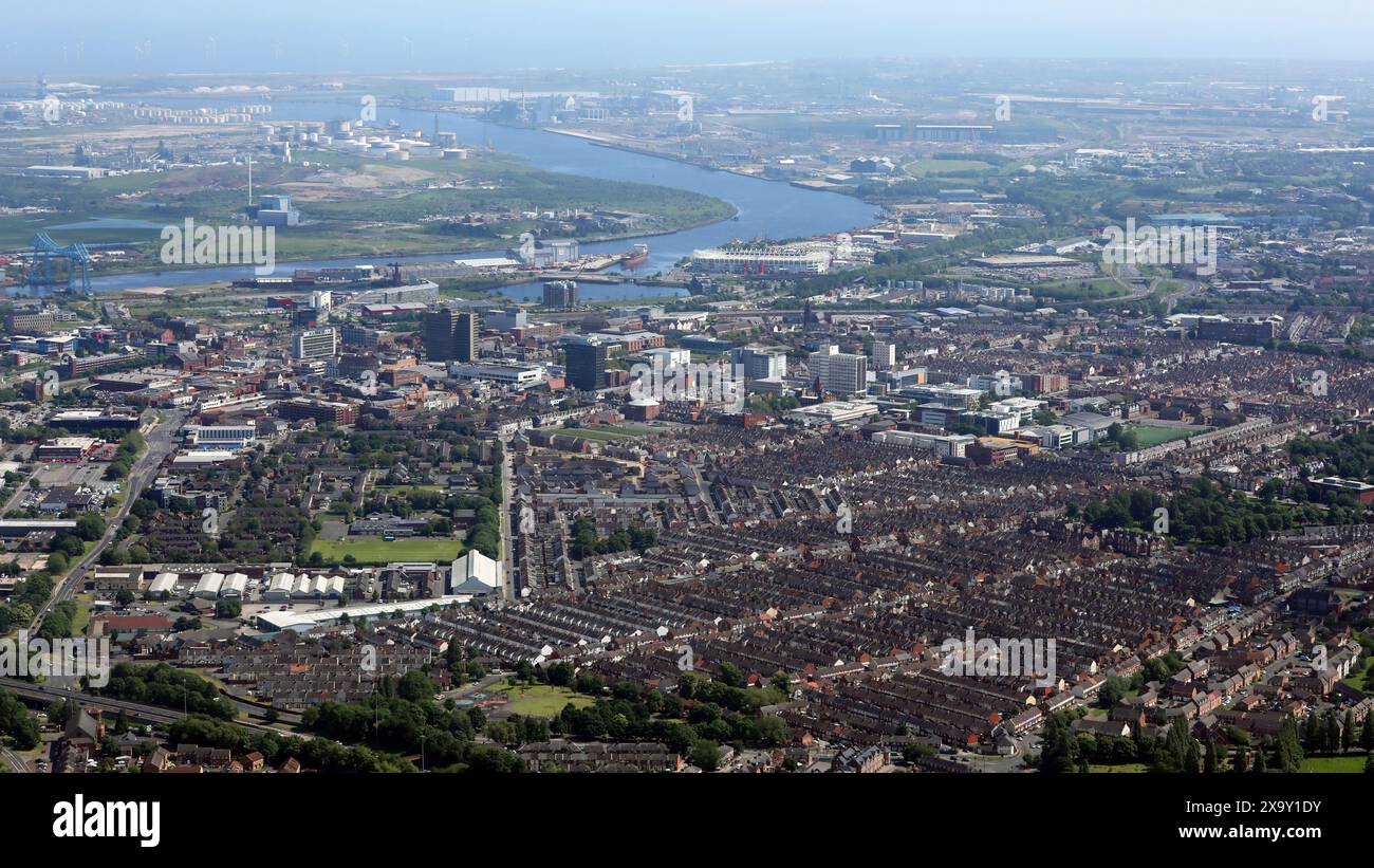 Vue aérienne de l'horizon de la ville de Middlesbrough de l'ouest regardant jusqu'à la rivière Tees vers la mer du Nord Banque D'Images