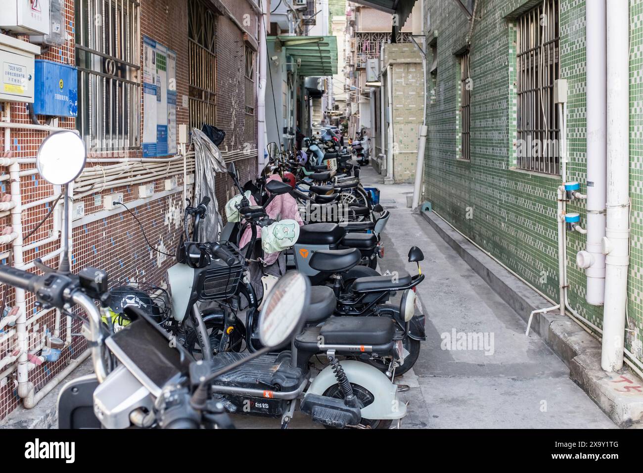 Rue latérale en Chine avec e-scooter stationné, e-vélos où la plupart de cette technologie est construite Banque D'Images