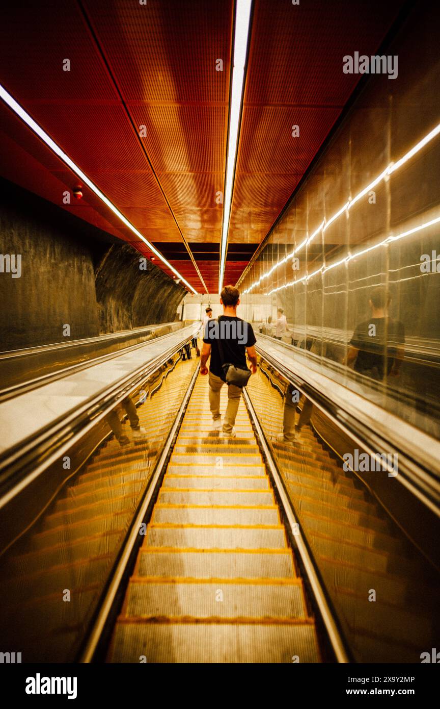Guy descend l'escalator à la station de métro Budapest Banque D'Images