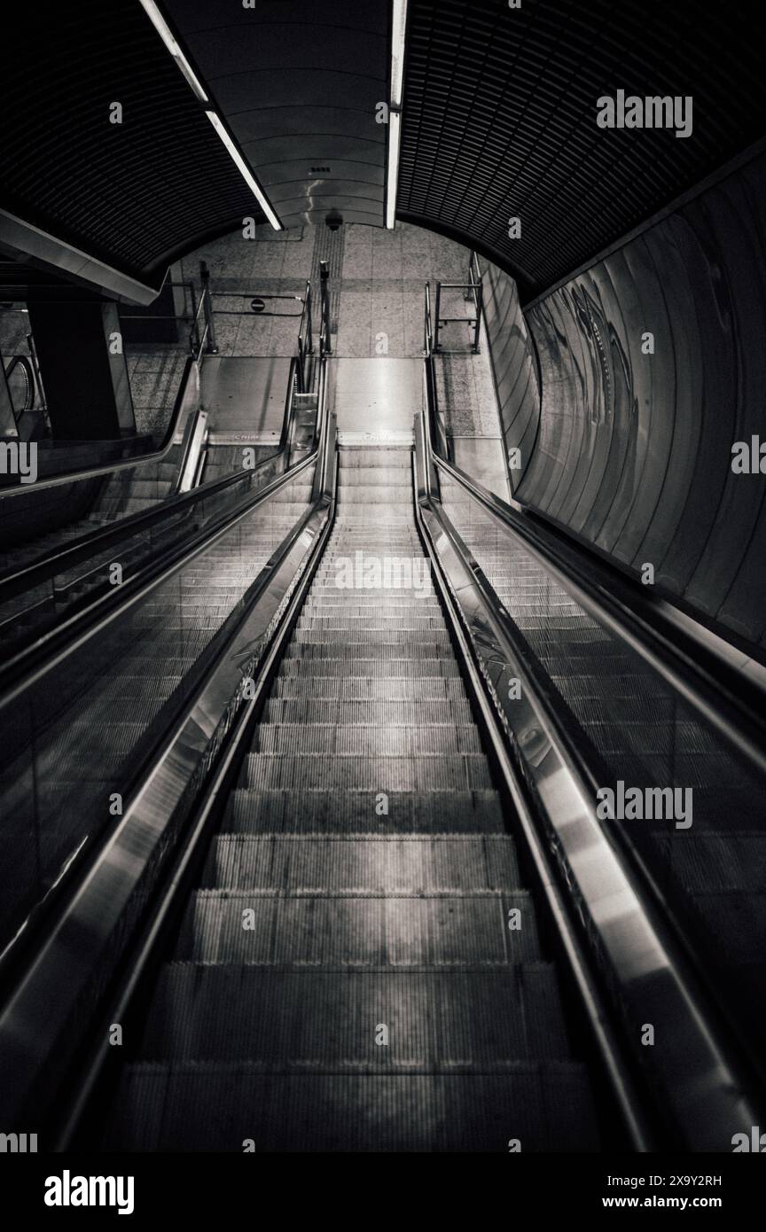 Escalator vide à la station de métro Budapest Banque D'Images