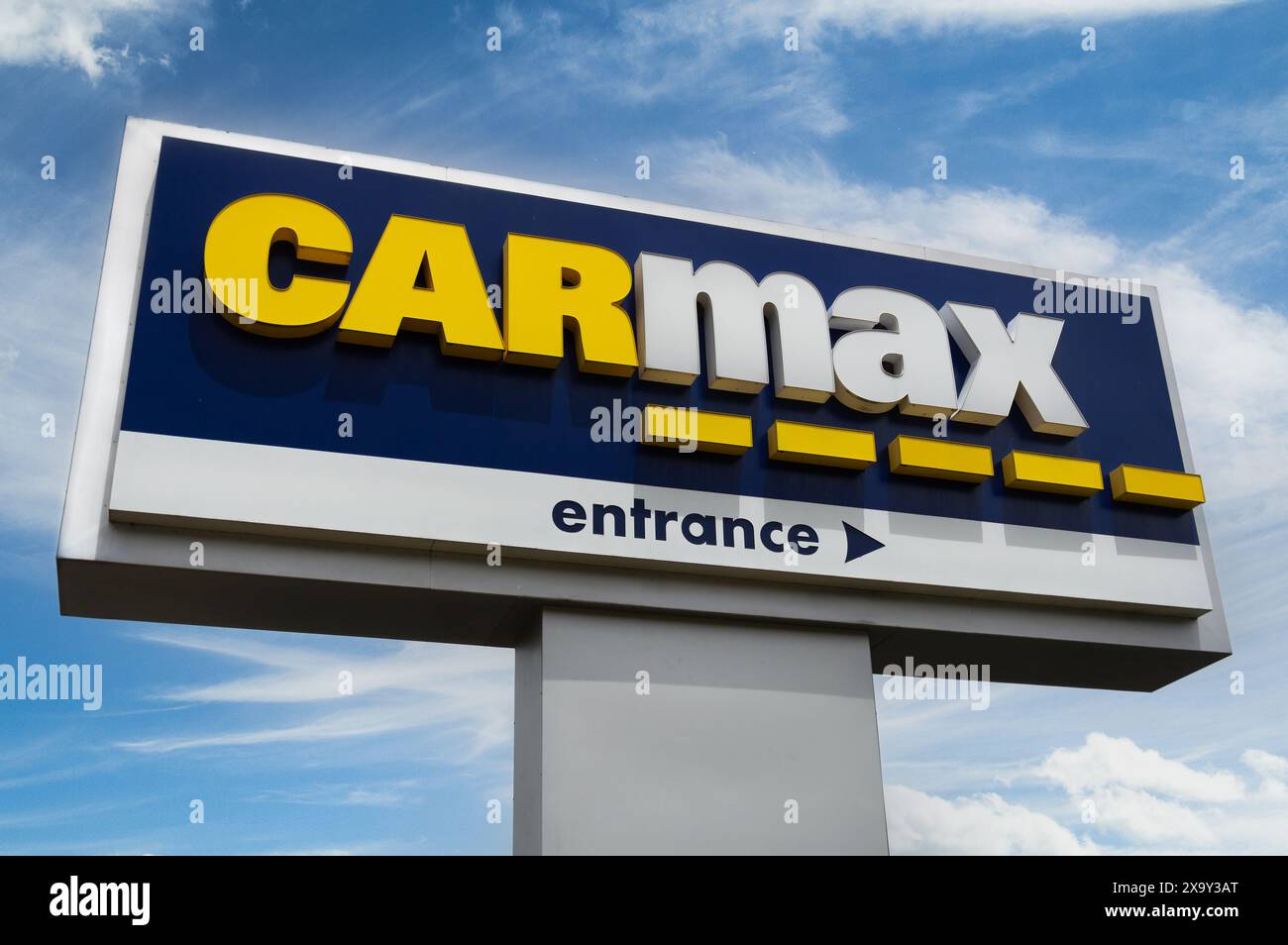 ST PAUL, NM, États-Unis - 2 JUIN 2024 : enseigne extérieure de concessionnaire automobile Carmax et logo de marque déposée. Banque D'Images