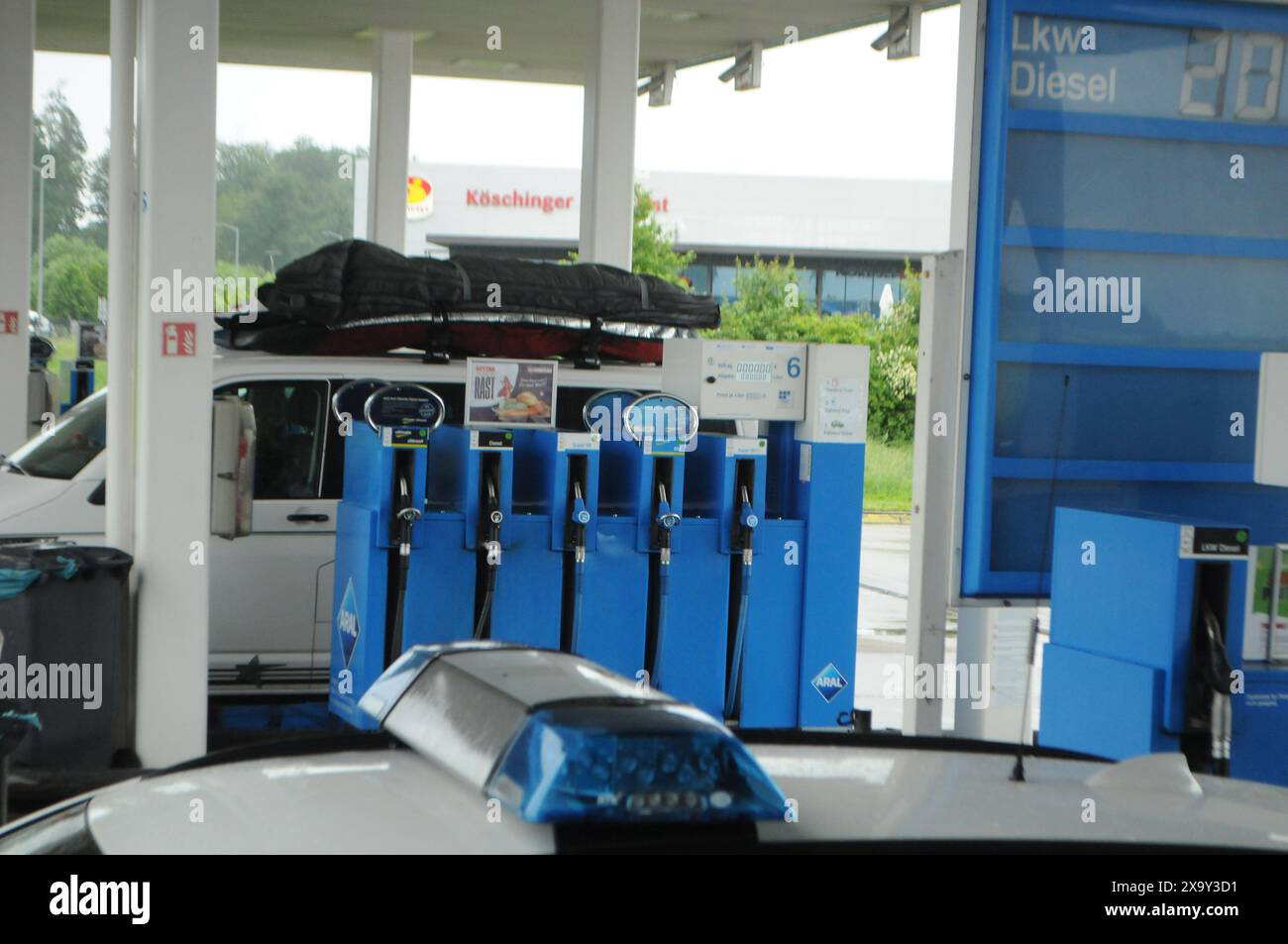 Deutchland /Allemagne/ 02 juin 2024/Deutsche gaz sattions et parking plads visiteurs et fleurs de coquelicots ad nature et environnement climatique convivial. en allemagne. (Photo. Francis Joseph Dean/Dean Pictures) Banque D'Images