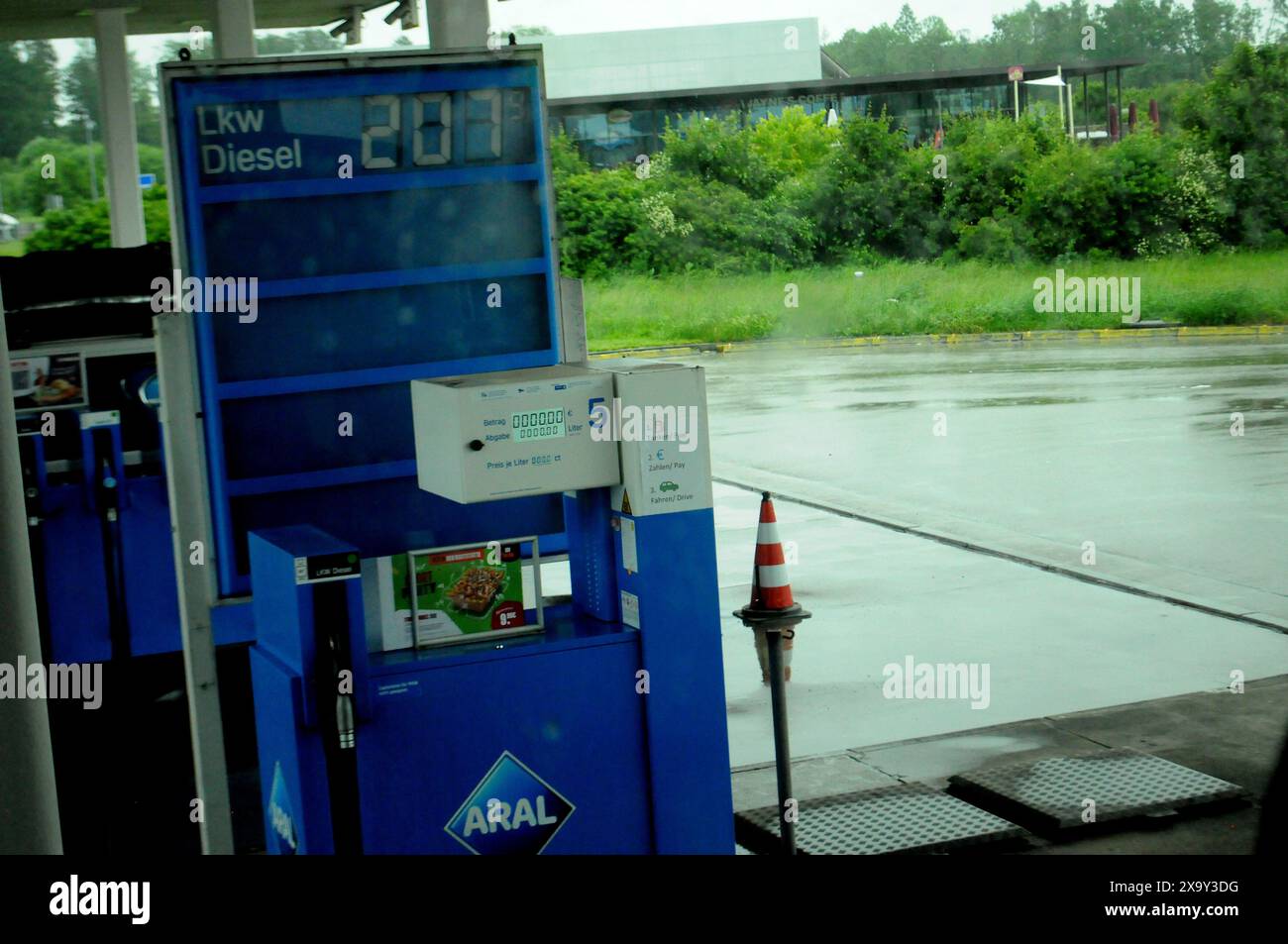 Deutchland /Allemagne/ 02 juin 2024/Deutsche gaz sattions et parking plads visiteurs et fleurs de coquelicots ad nature et environnement climatique convivial. en allemagne. (Photo. Francis Joseph Dean/Dean Pictures) Banque D'Images