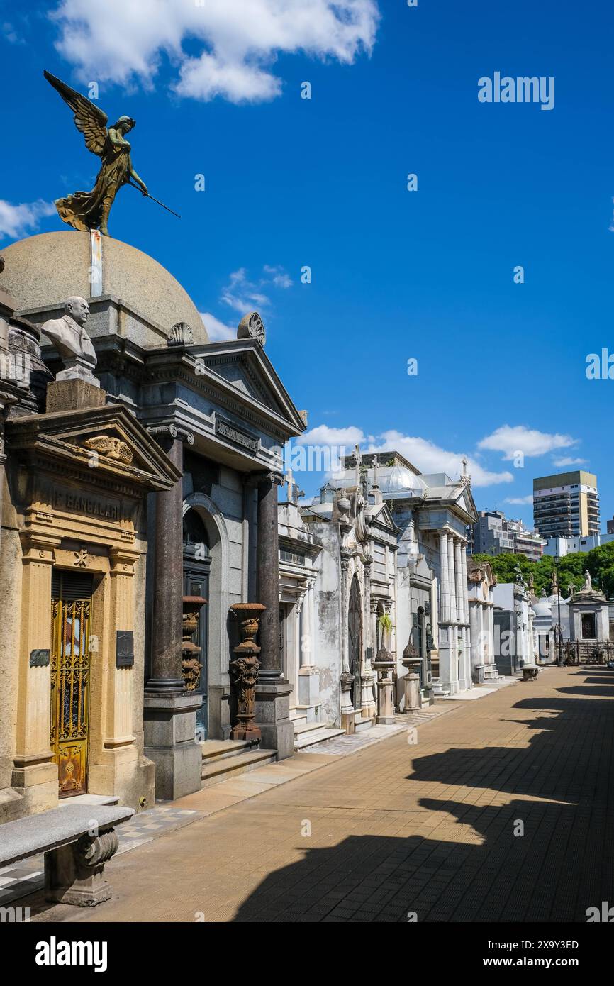 Buenos Aires, Argentinien - Friedhof la Recoleta liegt im gleichnamigen Stadtteil Recoleta, einem der teuersten Wohn- und Geschäftsviertel der Hauptstadt. Cementario de la Recoleta wurde zur Ruhestätte zahlreicher wohlhabender und prominenter Einwohner, zu den bekanntesten zaehlt die zweite Ehefrau von Juan Peron, Eva Peron. Buenos Aires Buenos Aires Argentinien *** Buenos Aires, Argentine le cimetière de la Recoleta est situé dans le quartier de Recoleta du même nom, l'un des quartiers résidentiels et d'affaires les plus chers de la capitale Cementario de la Recoleta a été le lieu de repos de Banque D'Images