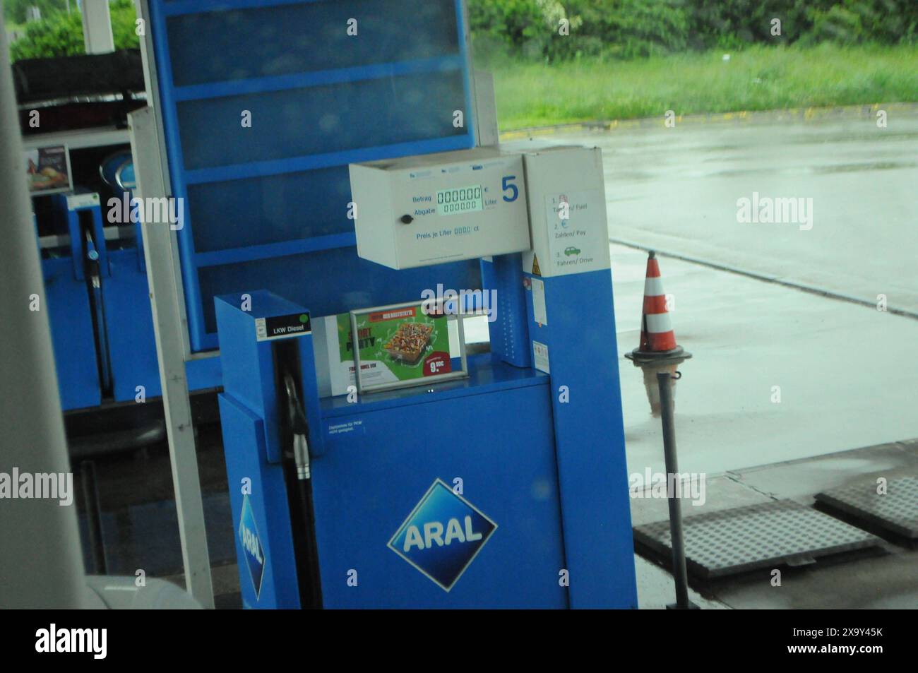 Deutchland /Allemagne/ 02 juin 2024/Deutsche gaz sattions et parking plads visiteurs et fleurs de coquelicots ad nature et environnement climatique convivial. en allemagne. Photo. Francis Joseph Dean/Dean Pictures Banque D'Images