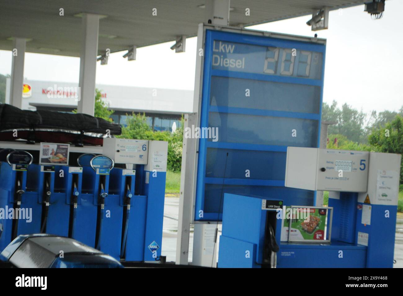 Deutchland /Allemagne/ 02 juin 2024/Deutsche gaz sattions et parking plads visiteurs et fleurs de coquelicots ad nature et environnement climatique convivial. en allemagne. Photo. Francis Joseph Dean/Dean Pictures Banque D'Images