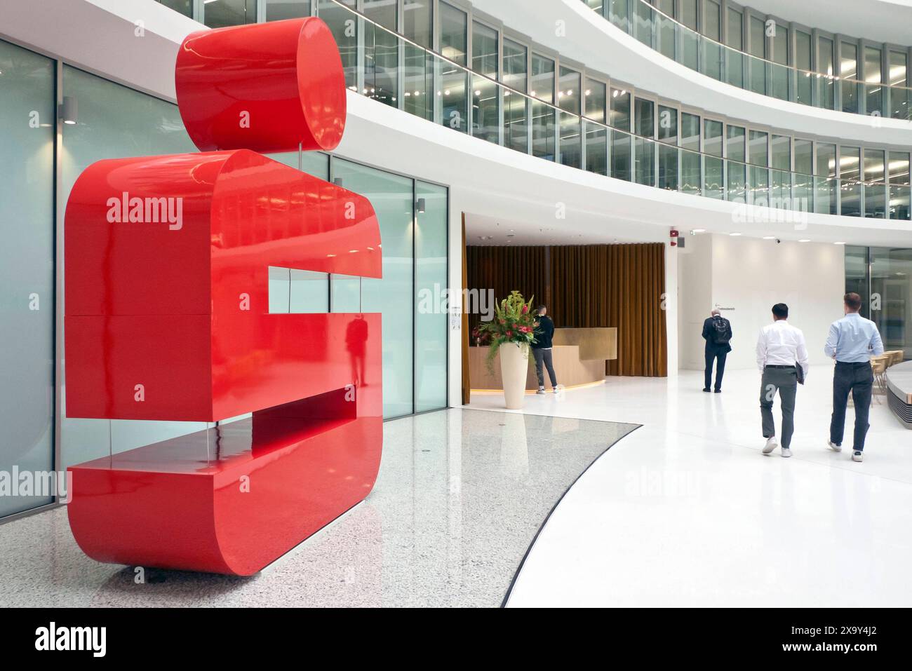 Sparkassen-logo im Atrium 20240603ad892 Hamburger Sparkasse Zentrale neue Haspa-Zentrale im Hamburger Deutschlandhaus Hauptgeschäftsstelle Innenstadt größte Sparkassen-filiale Deutschlands Schriftzug logo Firmenschild Banken Hamburg Deutschland Germany *** Sparkassen logo dans l'atrium 20240603ad892 Hamburger Sparkassen Sparkasse siège social siège social de la banque centrale de Hambourg siège social de Hambourg siège social de Hambourg succursale en Allemagne lettrage logo entreprise signe banques Hambourg Allemagne Copyright : xAchimxDuwentästerx Banque D'Images