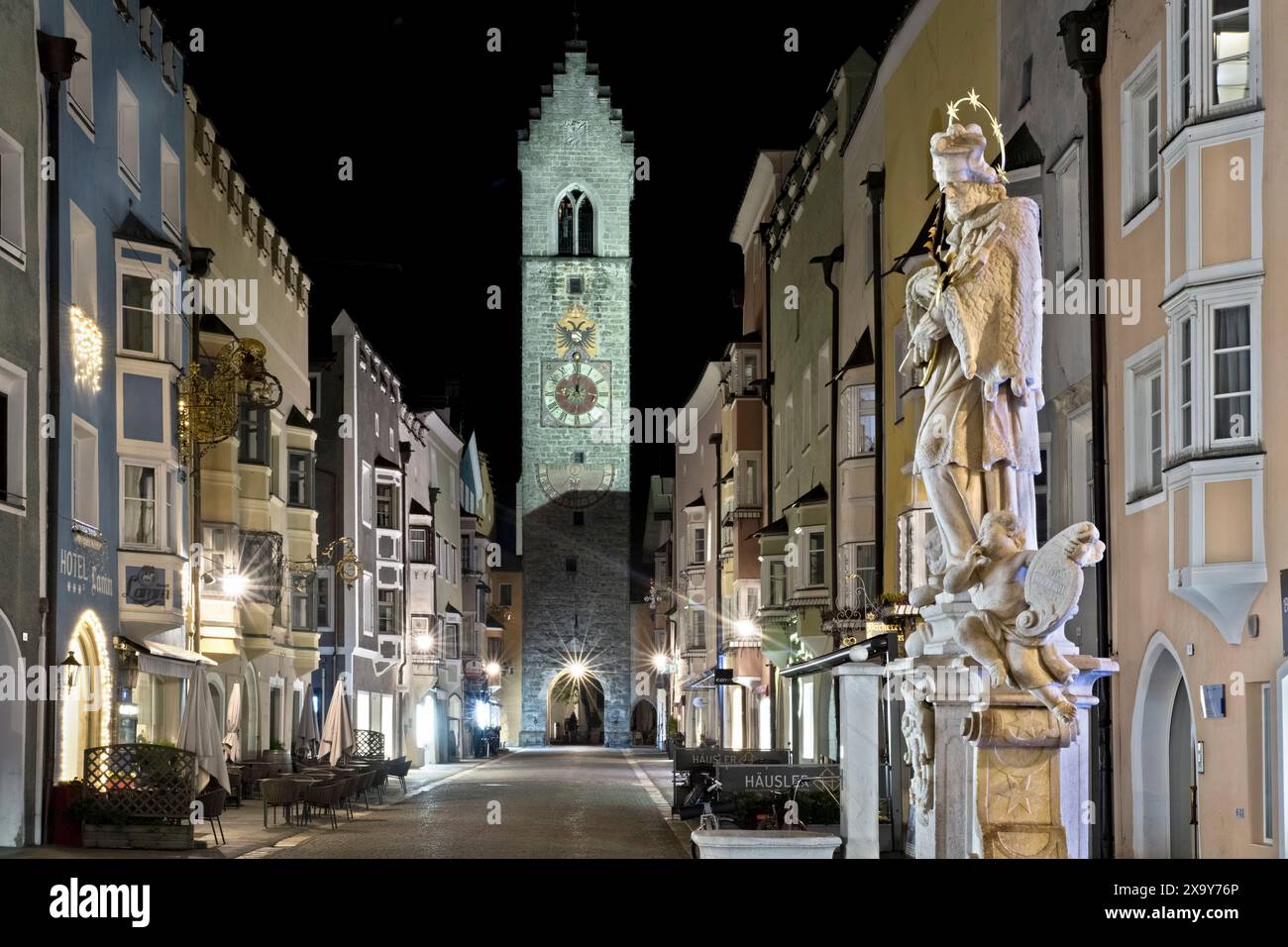 Vipiteno (Sterzing) : la rue principale du centre historique avec la Torre delle Dodici médiévale. Tyrol du Sud, Italie. Banque D'Images