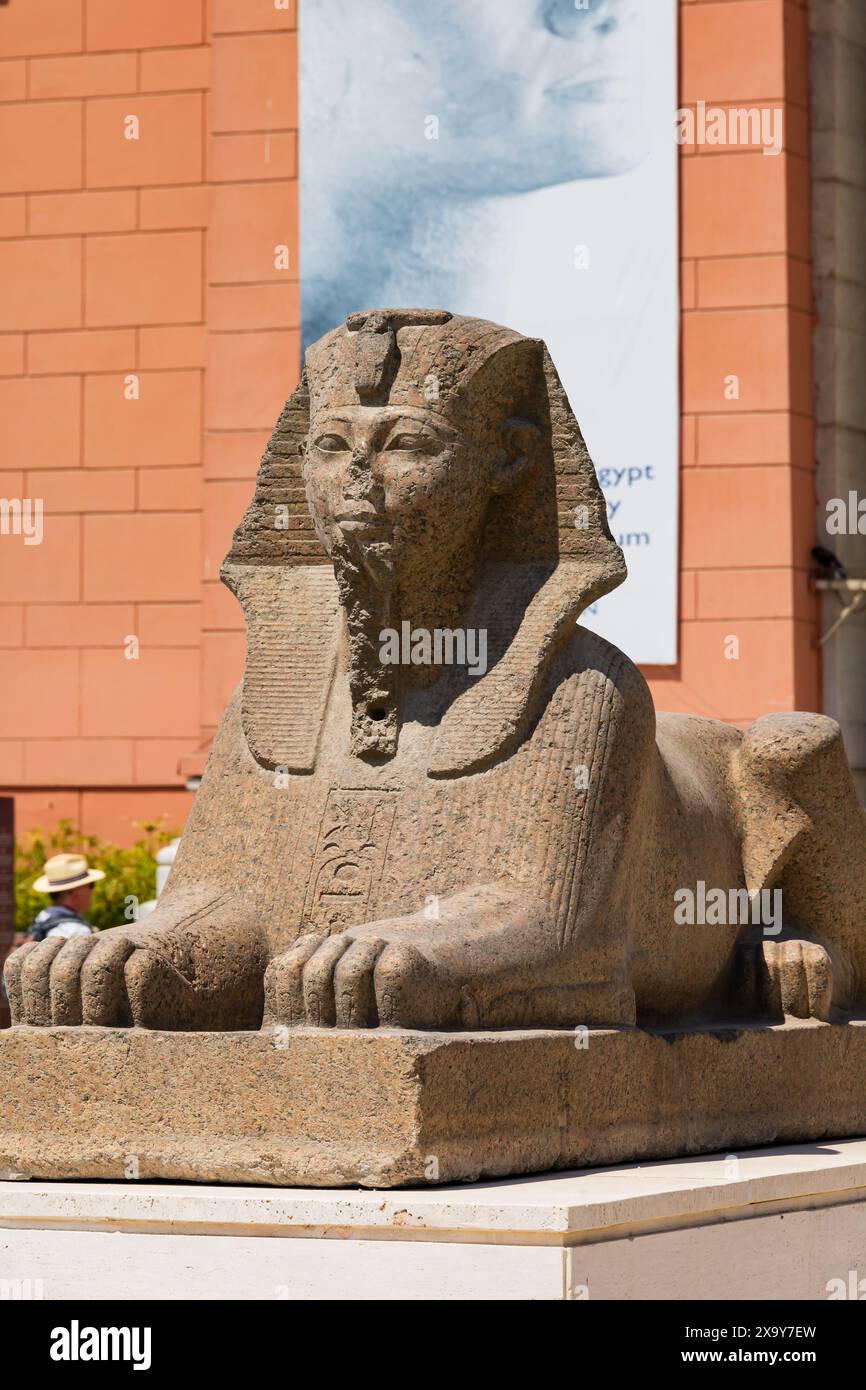 Statue de Sphinx en granit rouge de Thoutmôsis III au Musée des Antiquités égyptiennes du Caire, place El Tahrir, le Caire, Égypte Banque D'Images