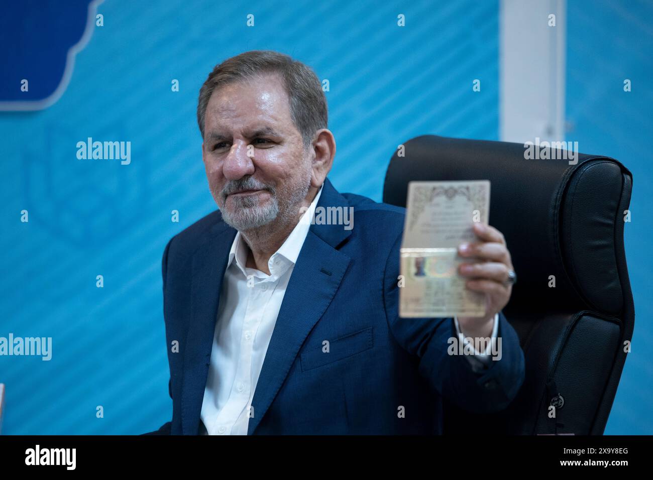 Téhéran, Iran. 03 juin 2024. L'ancien vice-président Eshaq Jahangiri montre sa pièce d'identité aux médias tout en enregistrant son nom comme candidat à l'élection présidentielle de juin 28 au ministère de l'intérieur à Téhéran, Iran, lundi 3 juin 2024. (Photo de Sobhan Farajvan/Pacific Press) crédit : Pacific Press Media production Corp./Alamy Live News Banque D'Images