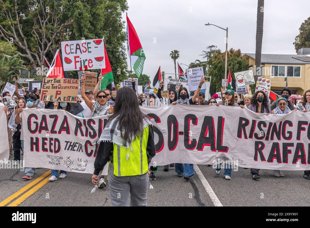 West Hollywood, CA, États-Unis – 1er juin 2024 : des manifestants pro-palestiniens marchent sur l’avenue Fountain lors du rassemblement « Rise Up for Rafah » à West Hollywood, CA Banque D'Images