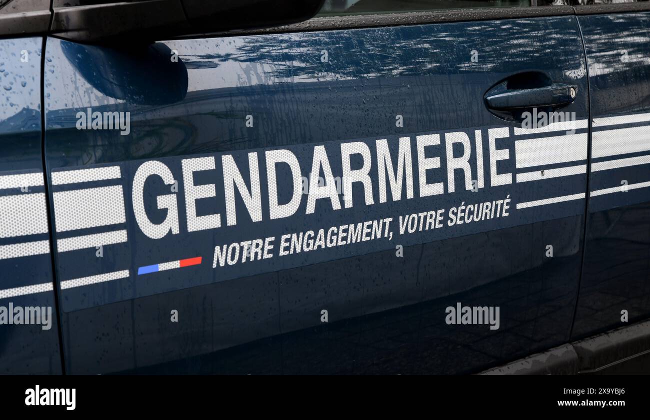 une voiture de la gendarmerie française se rapproche pendant une enquête Banque D'Images