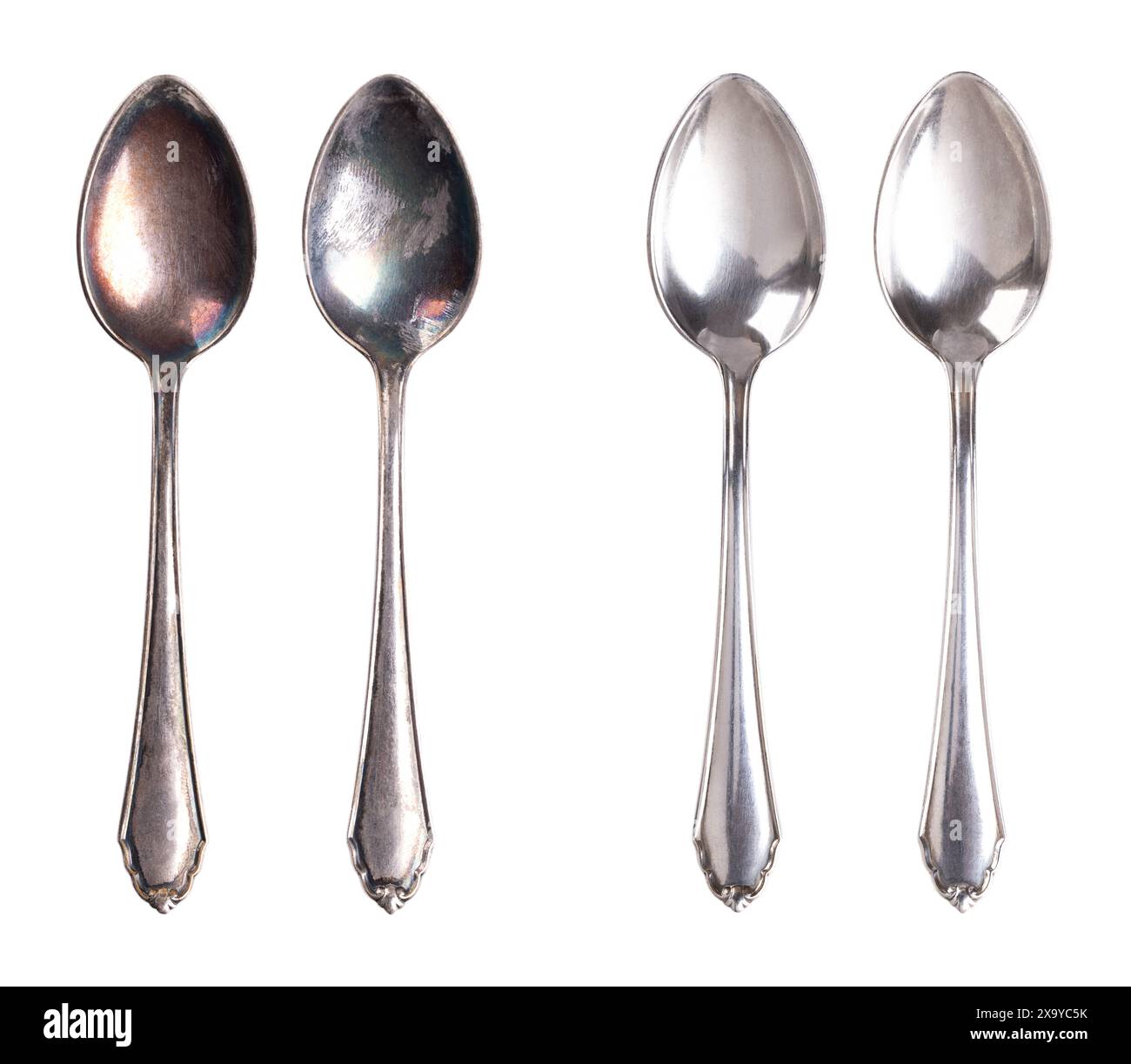 Cuillères en argent sterling ternies et nettoyées, isolées d'en haut. Deux cuillères à café avec des couches foncées de corrosion, après nettoyage et polissage. Banque D'Images