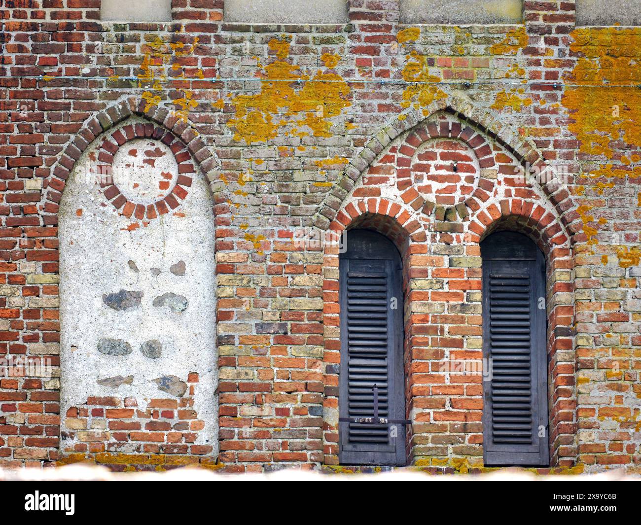 Le détail de la façade de l'église capture les structures historiques des fenêtres, révélant la beauté architecturale et le patrimoine culturel du bâtiment Banque D'Images Le détail de la façade de l'église capture les structures historiques des fenêtres, révélant la beauté architecturale et le patrimoine culturel du bâtiment Banque D'Images