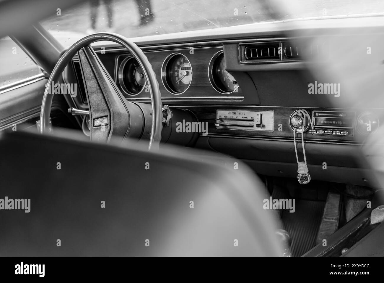 Gros plan monochrome d'un tableau de bord et d'un volant de voiture à Iasi, Roumanie Banque D'Images