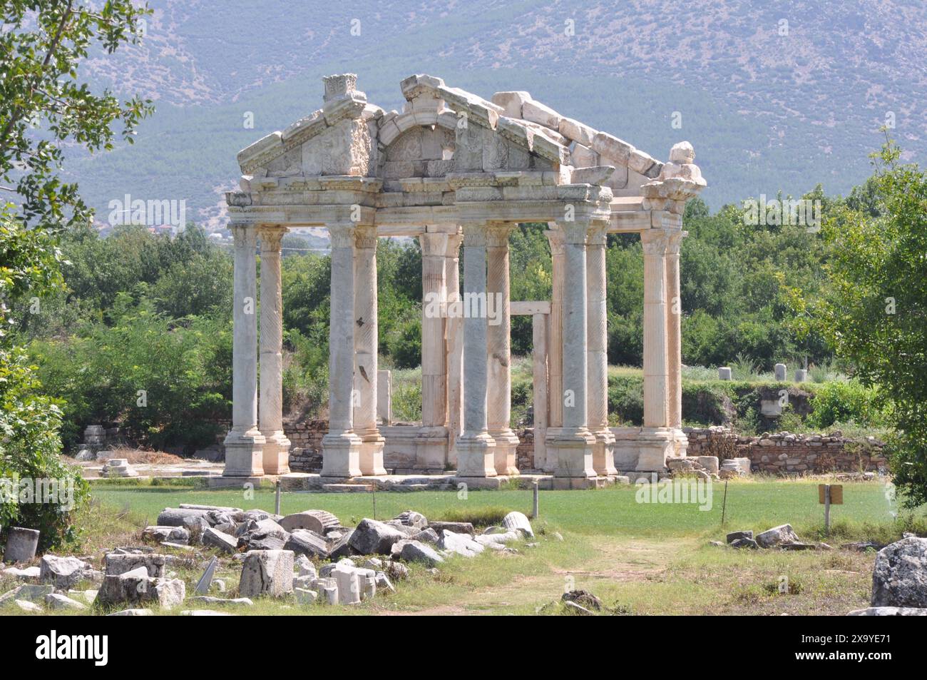 Le Tetrapylon ou porte monumentale, la ville antique d'Aphrodisias, Geyre, près de Karacasu, province d'Aydin, Turquie Banque D'Images