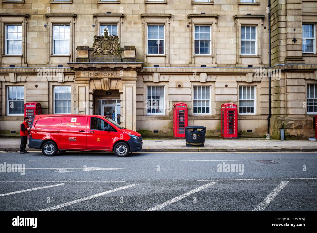 Bolton Greater Manchester UK 30 mars 2024. Immeuble du bureau de poste Royal mail avec fourgon courrier rouge garé à l'extérieur Banque D'Images