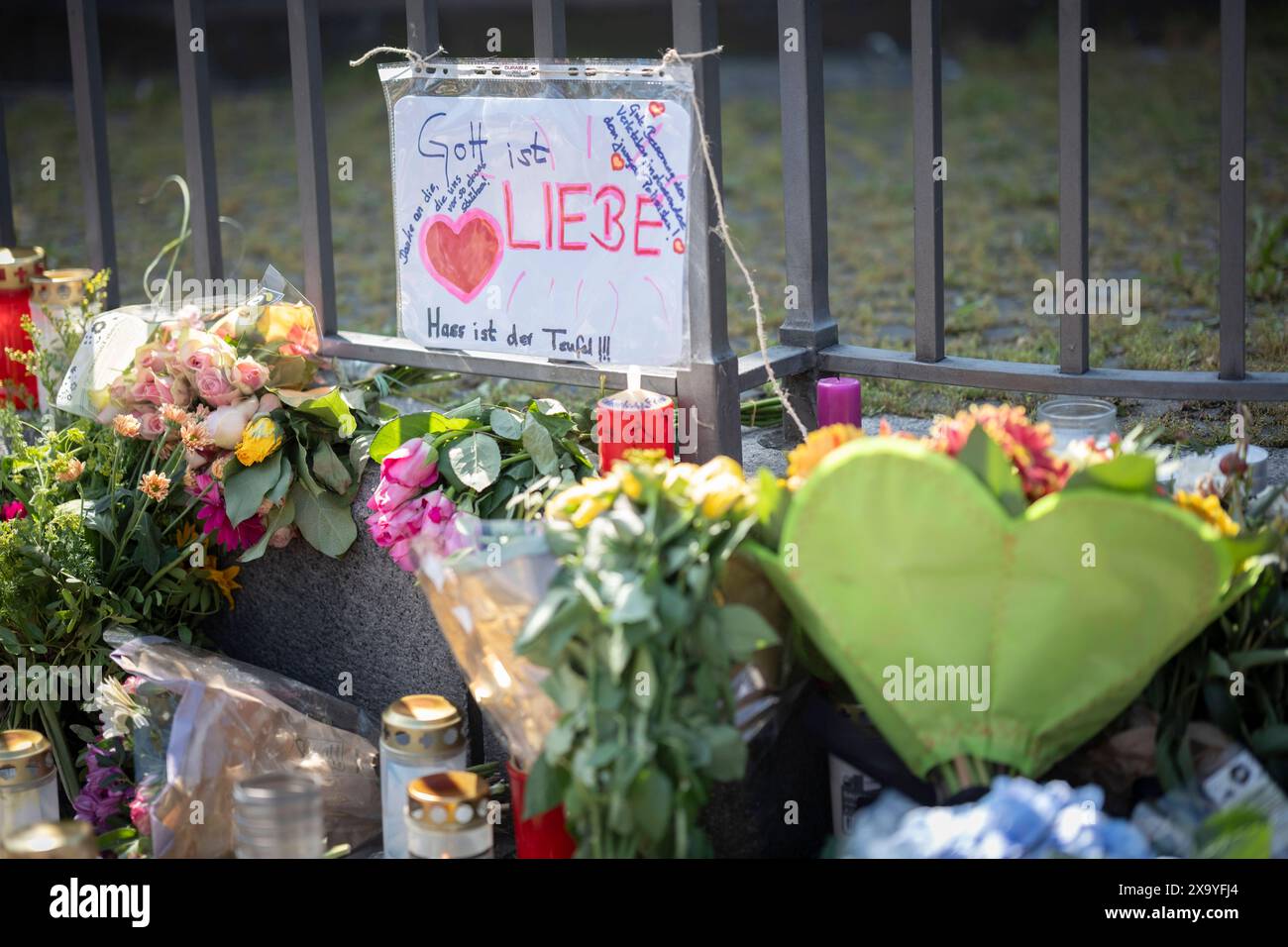 Trauer um einen 29-jaehrigen Polizeibeamten, der nach einer Messerattacke in Mannheim gestorben ist : mit einer Kundgebung und einem interreligioesen Friedensgebet wurde seiner am Montagnachmittag auf dem Marktplatz in Mannheim gedacht Foto vom 03.06.2024. Die Bluttat vom vergangenen Freitag hatte bundesweit Entsetzen ausgeloest. AM 31.05.2024 hatte ein Mann auf dem Mannheimer Marktplatz mehrere Menschen mit einem langen Messer attackiert. Dabei wurden sechs Menschen zum Teil lebensgefaehrlich verletzt. Den am Sonntag gestorbenen Polizisten stach der Taeter mehrmals in den Bereich des Kopfes, d Banque D'Images