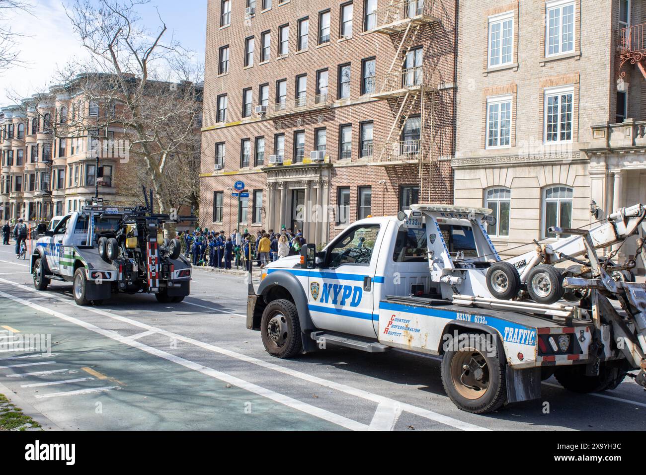 Les dépanneuses sur la route dans le centre-ville de New York, États-Unis Banque D'Images