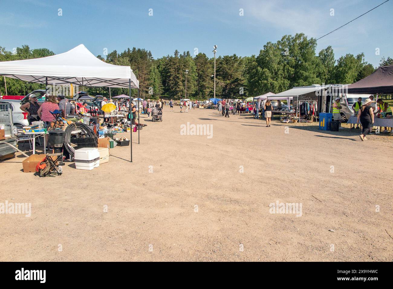 dimanche matin, ventes de boites de voitures au marché aux puces à Malma Heath à Malmkoping, suède Banque D'Images