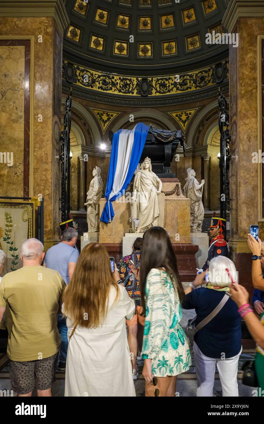 Buenos Aires, Argentinien - Viele Touristen fotografieren das Mausolem von General JosÃ de San Martin in der Catedral Metropolitana de Buenos Aires. JosÃ Francisco de San Martin y Matorras War ein südamerikanischer Unabhängigkeitskämpfer. Die Catedral Metropolitana Santisima Trinidad de Buenos Aires ist die Hauptkirche der Katholiken und Mutterkirche des Erzbistums. Buenos Aires Buenos Aires Argentinien *** Buenos Aires, Argentine de nombreux touristes photographient le mausolée du général JosÃ de San Martin dans la Catedral Metropolitana de Buenos Aires JosÃ Francisco de San Martin y Matorras était un Sout Banque D'Images