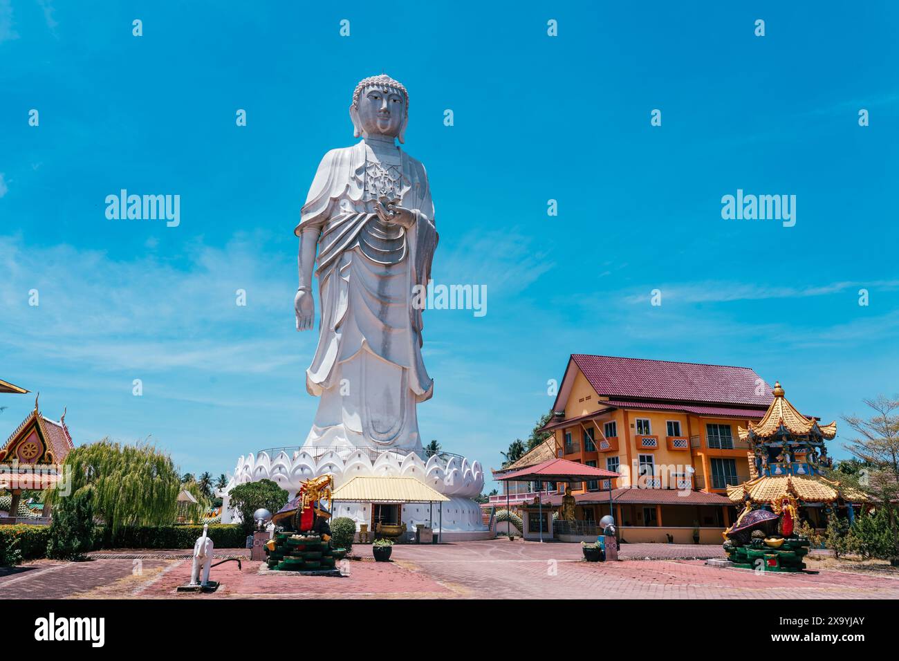 Wat Phothikyan Phutthaktham Statue thaïlandaise du Bouddha blanc à Kota Bharu, Malaisie Banque D'Images