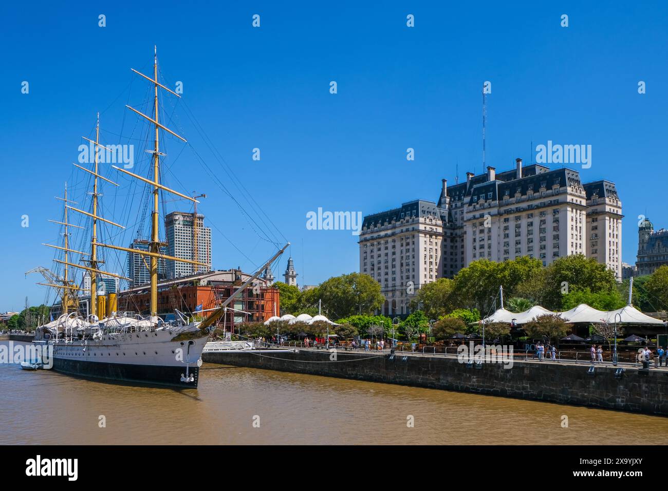 Buenos Aires, Argentine - Port de Puerto Madero, un nouveau quartier portuaire chic. Voilier maritime Museum Presidente Sarmiento Buque Museo Fragata A Banque D'Images