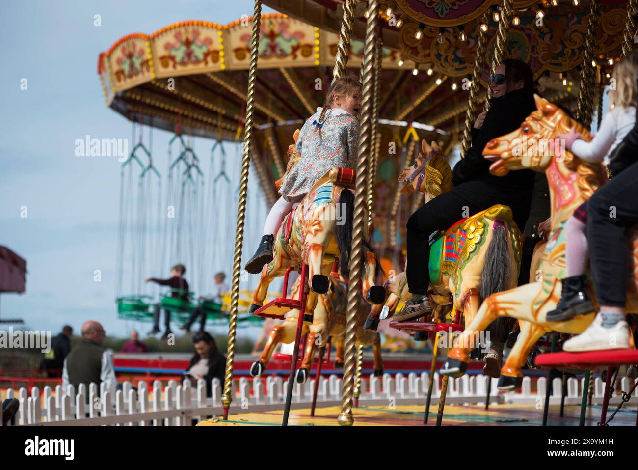 People on the Carrousel at the Funfair lors de la 81e réunion des membres, Goodwood Motor Racing circuit, Chichester, Royaume-Uni Banque D'Images