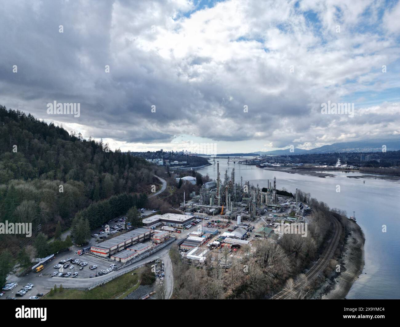 Vue aérienne d'une centrale à charbon au bord d'une rivière Banque D'Images