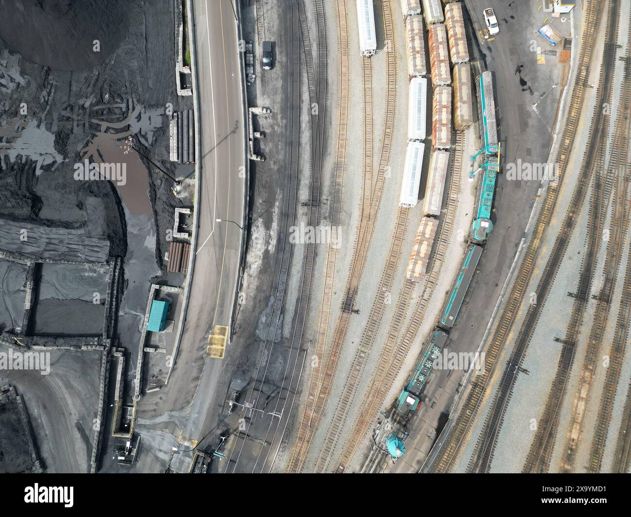 Vue aérienne des trains, camions et véhicules se déplaçant au sol Banque D'Images Vue aérienne des trains, camions et véhicules se déplaçant au sol Banque D'Images