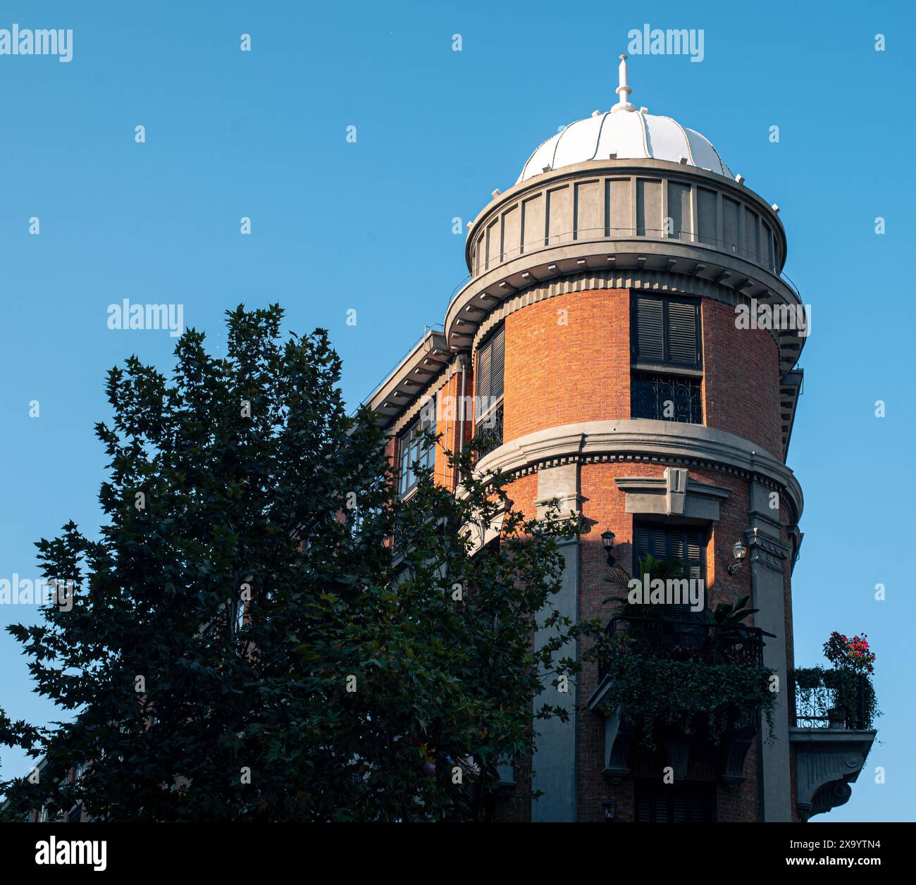 Par une journée ensoleillée, un bâtiment unique de style européen avec une centaine d'années d'histoire. Wuhan, Chine. Banque D'Images