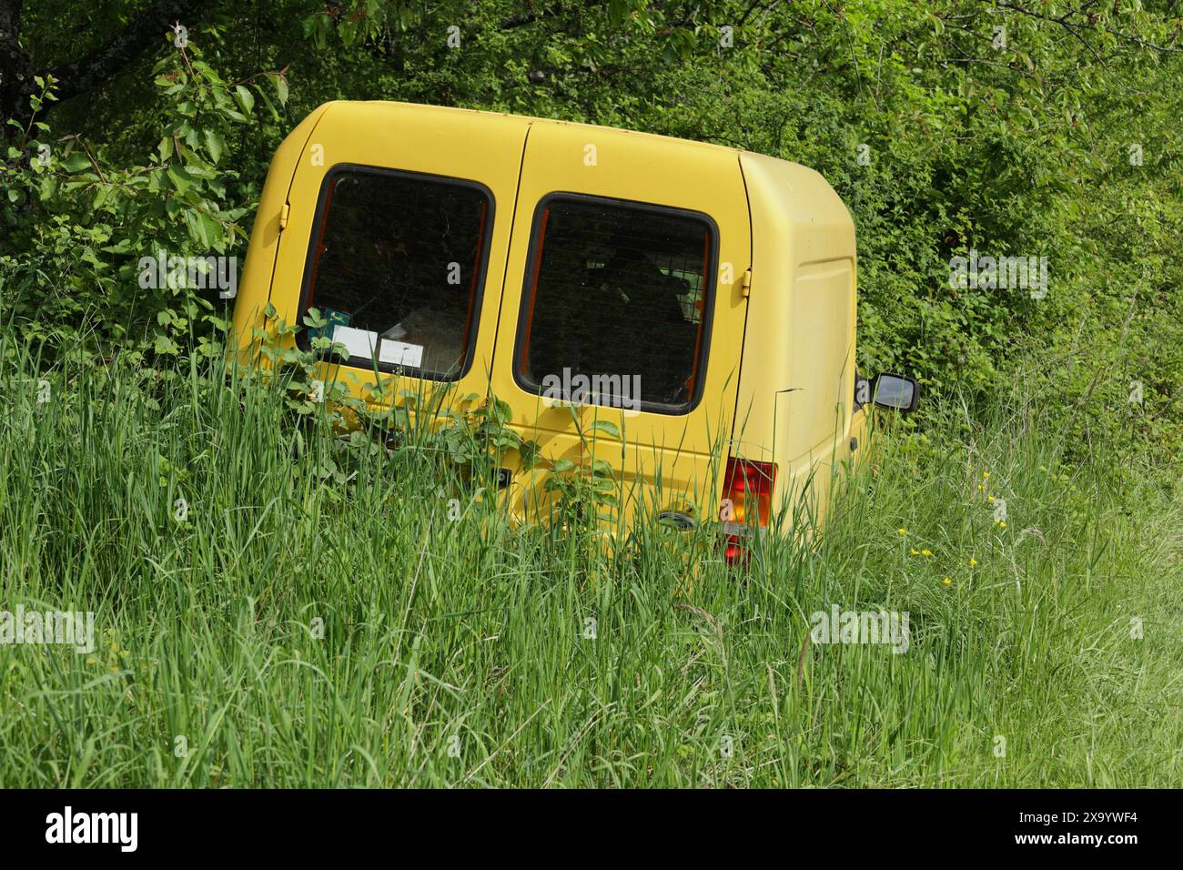 Le véhicule était stationné dans un pré et était envahi par de l'herbe Banque D'Images