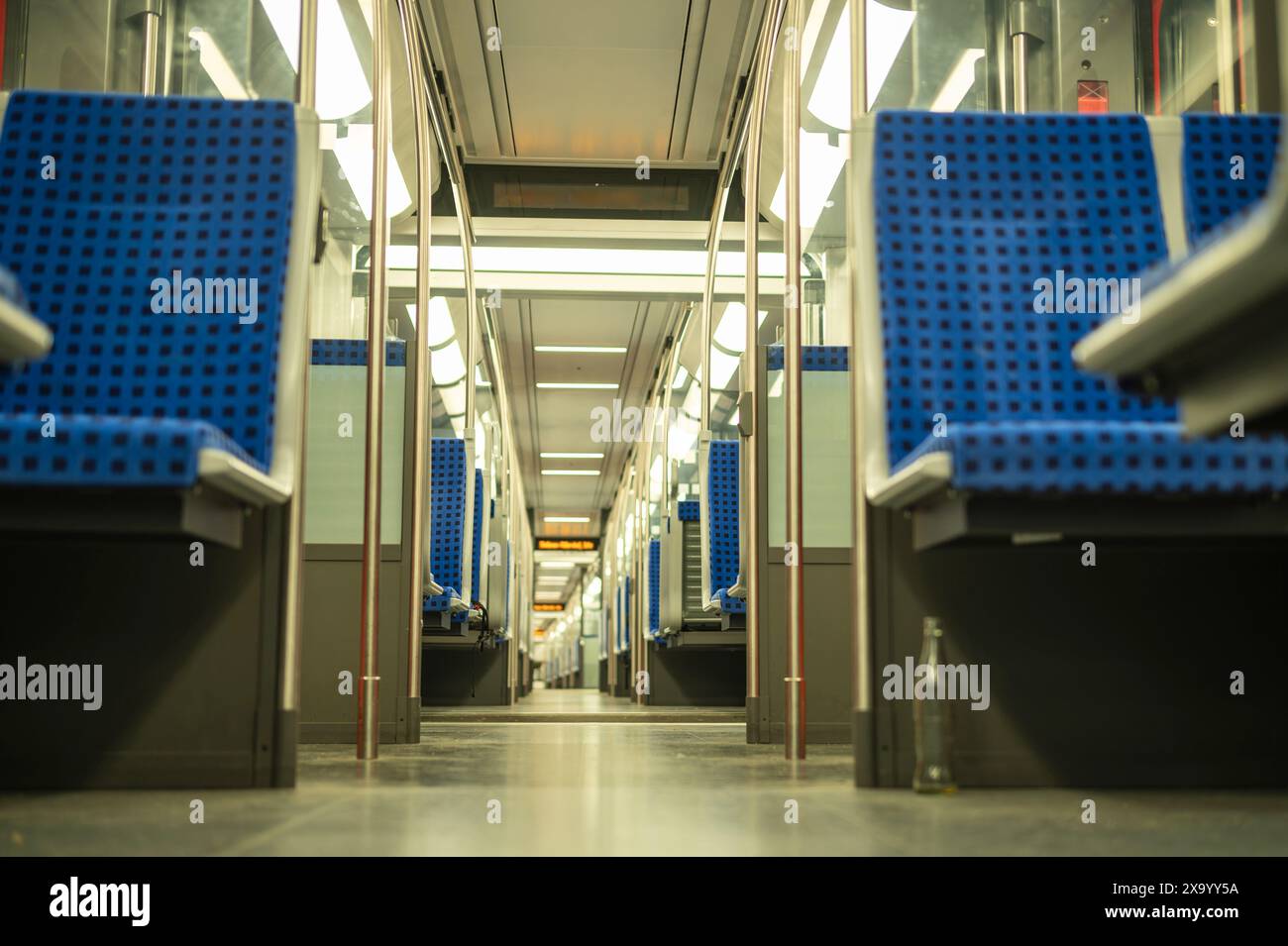 Sièges dans un train local Banque D'Images