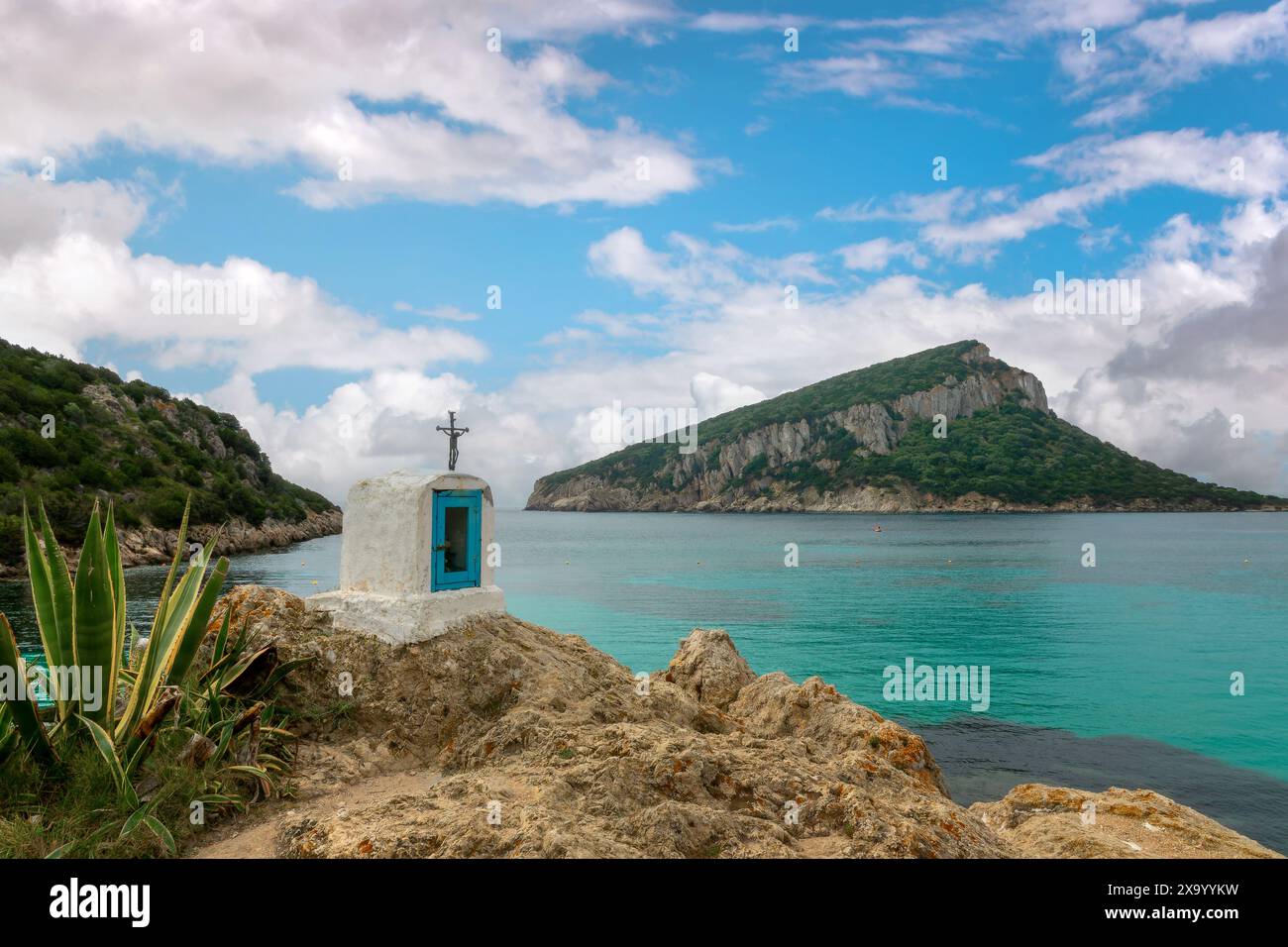 Croix chrétienne religieuse sur un rocher au bord de la mer méditerranée, paysage côtier, Capo Figari près d'Olbia, Sardaigne Banque D'Images