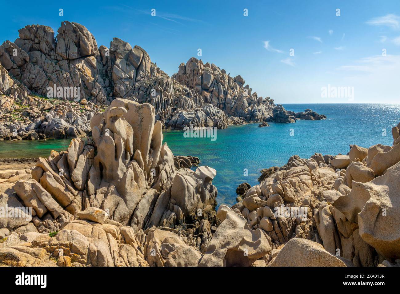 Vue d'une crique pittoresque (Cala di l'Ea) entre les rochers sur la côte méditerranéenne à Capo Testa, paysage de Sardaigne Banque D'Images