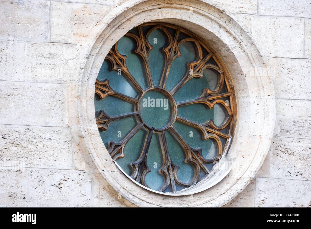 Fenêtre gothique ronde avec cadre en bois dans un mur de pierre, photo de fond d'architecture Banque D'Images