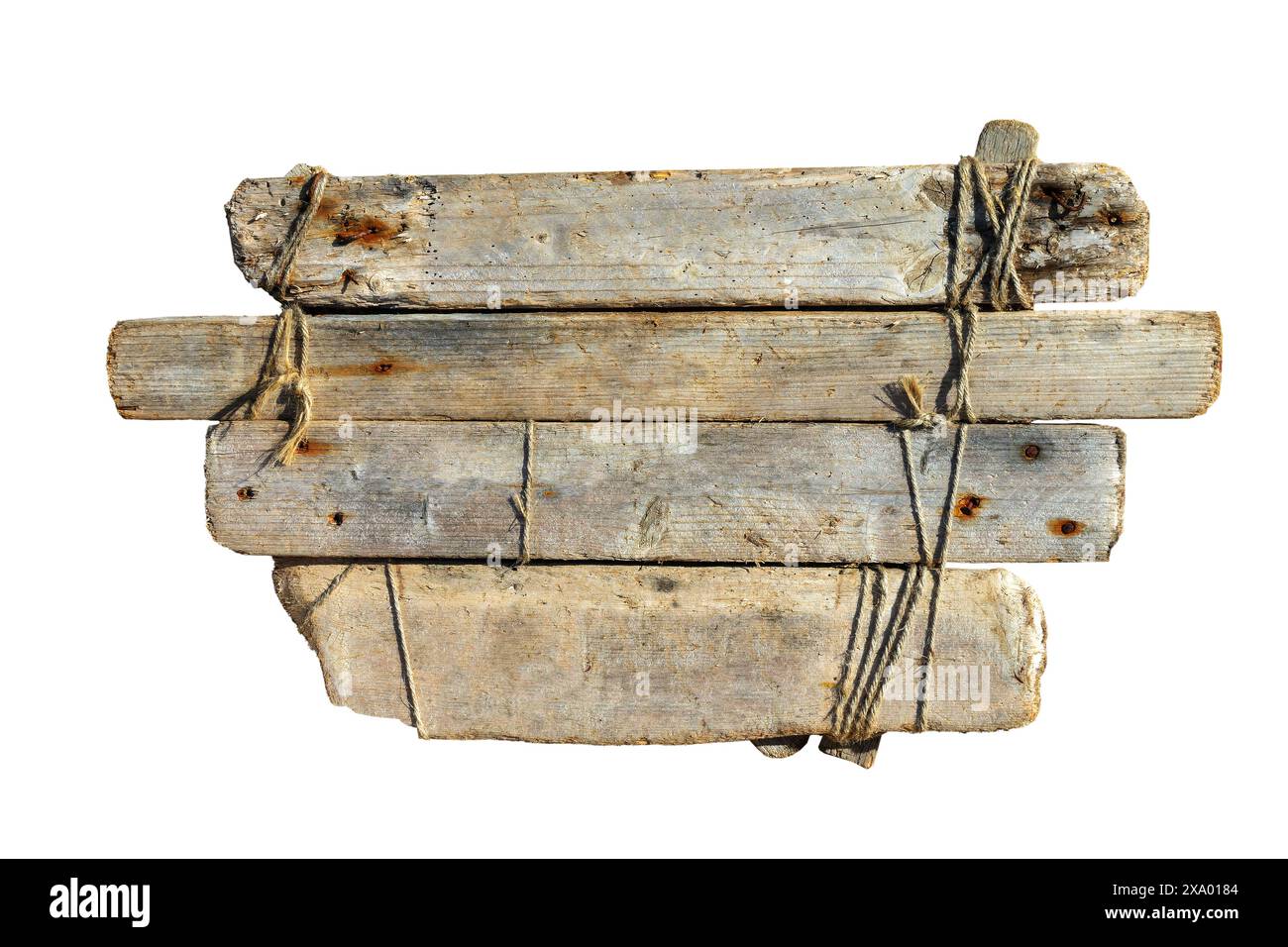 Photo d'un panneau blanc rustique fait de quatre vieilles planches inégales altérées attachées ensemble avec des cordes isolées sur fond blanc Banque D'Images