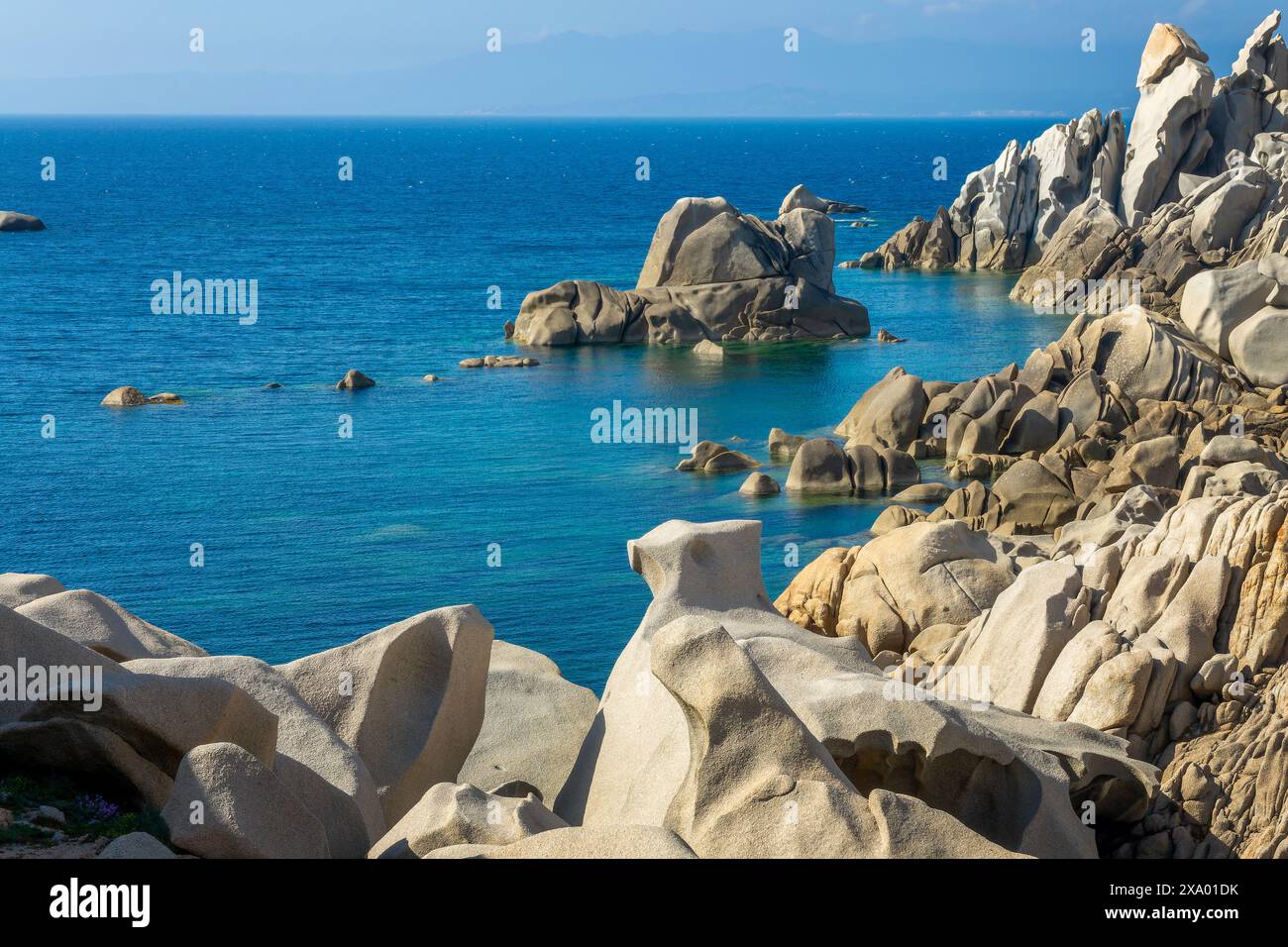 Vue sur la côte méditerranéenne et la mer avec de beaux rochers à Capo Testa, paysage de Sardaigne Banque D'Images