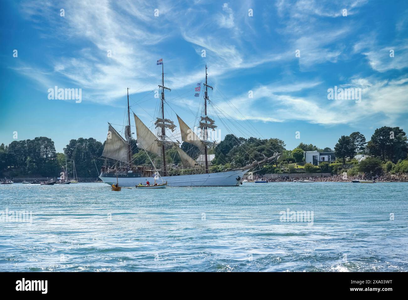 Un vieux voilier sur l'île de l'Ile-aux-Moines, magnifique paysage marin dans le golfe du Morbihan, Bretagne Banque D'Images