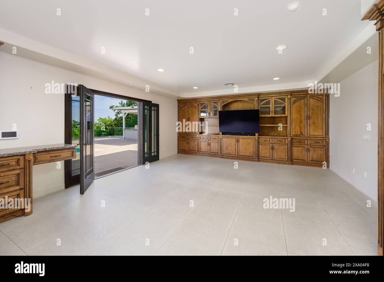 Une cuisine avec armoires en bois et TV écran plat dans une chambre confortable, Californie Banque D'Images