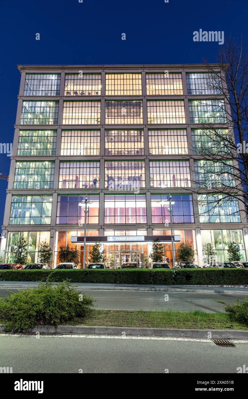 Bâtiment illuminé au crépuscule, Turin, Italie Banque D'Images