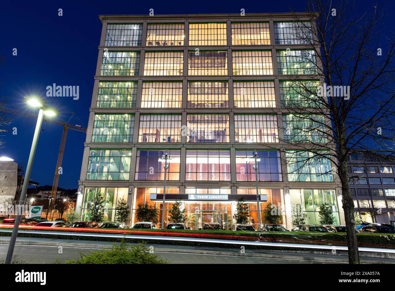 Hôtel illuminé la nuit, Turin, Italie Banque D'Images