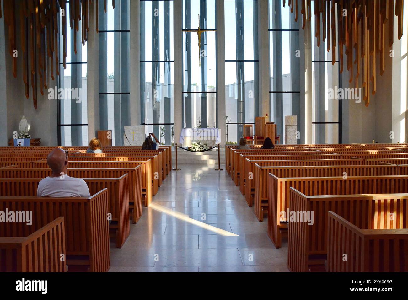 Abu Dhabi, Emirats Arabes Unis - 17 janvier 2024 : intérieur de l'église de la Maison de la famille Abrahamic, comprenant une mosquée, une église, une synagogue Banque D'Images