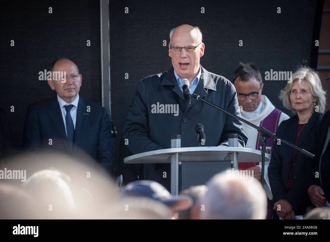 Trauer um einen 29-jaehrigen Polizeibeamten, der nach einer Messerattacke in Mannheim gestorben ist : mit einer Kundgebung Mannheim haelt zusammen und einem interreligioesen Friedensgebet wurde seiner am Montagnachmittag auf dem Marktplatz in Mannheim gedacht im Foto vom 03.06.2024 : der evangelische Dekan Ralph spricht. Die Bluttat vom vergangenen Freitag hatte bundesweit Entsetzen ausgeloest. AM 31.05.2024 hatte ein Mann auf dem Mannheimer Marktplatz mehrere Menschen mit einem langen Messer attackiert. Dabei wurden sechs Menschen zum Teil lebensgefaehrlich verletzt. Den am Sonntag GES Banque D'Images