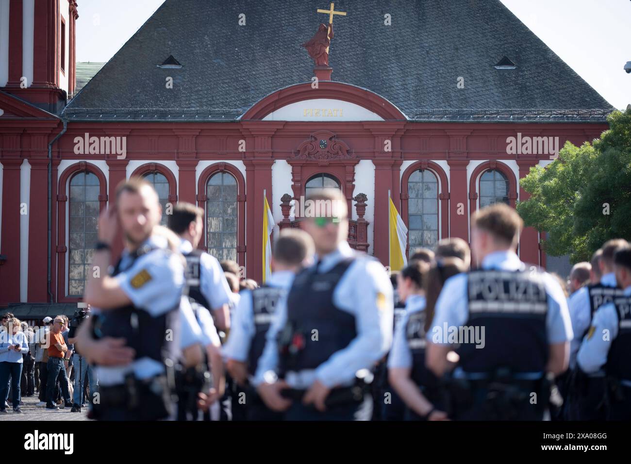 Trauer um einen 29-jaehrigen Polizeibeamten, der nach einer Messerattacke in Mannheim gestorben ist : mit einer Kundgebung Mannheim haelt zusammen und einem interreligioesen Friedensgebet wurde seiner am Montagnachmittag auf dem Marktplatz in Mannheim gedacht im Foto vom 03.06.2024 : Polizeibeamte. Die Bluttat vom vergangenen Freitag hatte bundesweit Entsetzen ausgeloest. AM 31.05.2024 hatte ein Mann auf dem Mannheimer Marktplatz mehrere Menschen mit einem langen Messer attackiert. Dabei wurden sechs Menschen zum Teil lebensgefaehrlich verletzt. Den am Sonntag gestorbenen Polizisten stach der Ta Banque D'Images