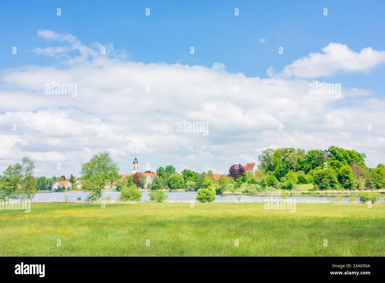 Kißlegg : lac Zellersee, église constituée Gallus et Ulrich, Altes Schloss (Vieux Château) Kißlegg in Oberschwaben-Allgäu, Bade-Württemberg, Allemagne Banque D'Images