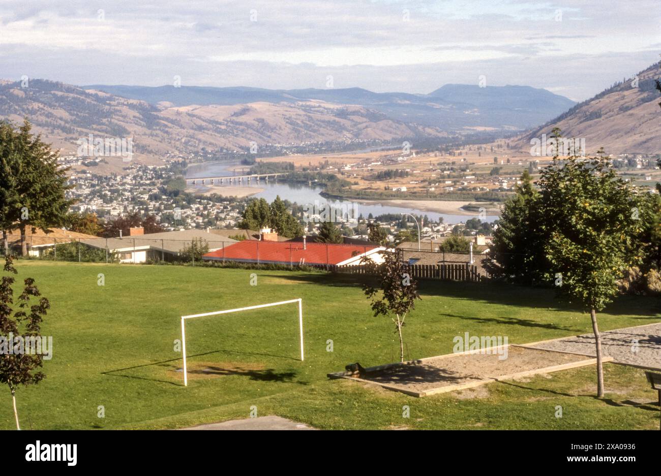 1999 photographie d'archive de la ville de Kamloops sur la rivière Thompson en Colombie-Britannique, Canada. Banque D'Images
