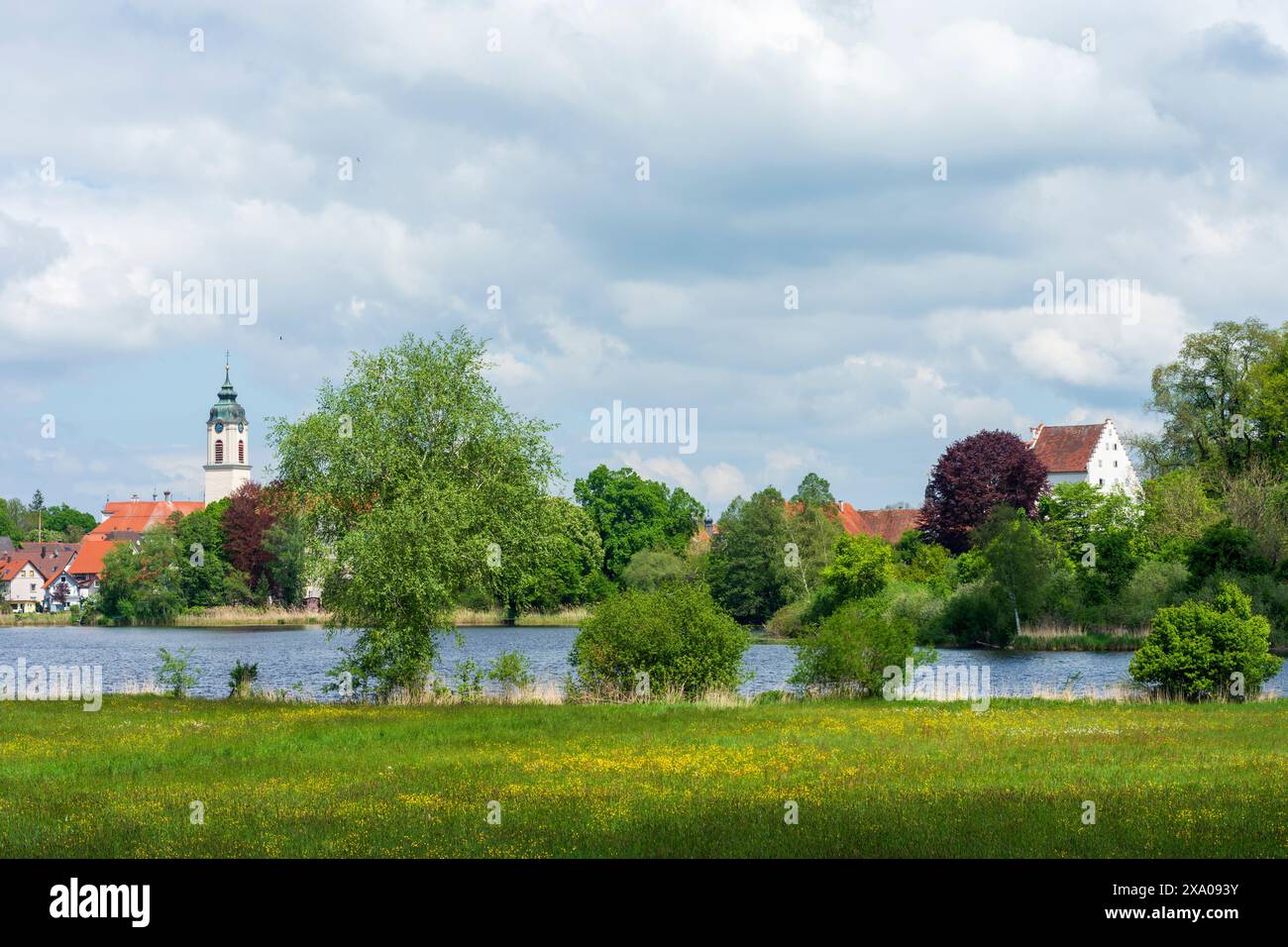 Kißlegg : lac Zellersee, église constituée Gallus et Ulrich, Altes Schloss (Vieux Château) Kißlegg in Oberschwaben-Allgäu, Bade-Württemberg, Allemagne Banque D'Images