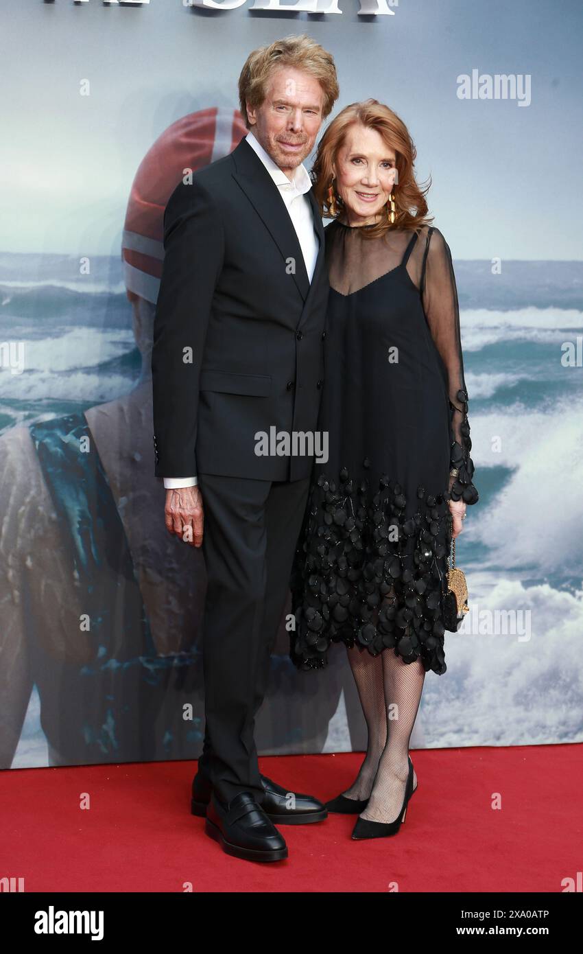 Jerry Bruckheimer et Linda Bruckheimer assistent à la projection du gala britannique de 'Young Woman and the Sea' au Curzon Mayfair à Londres, en Angleterre. Banque D'Images